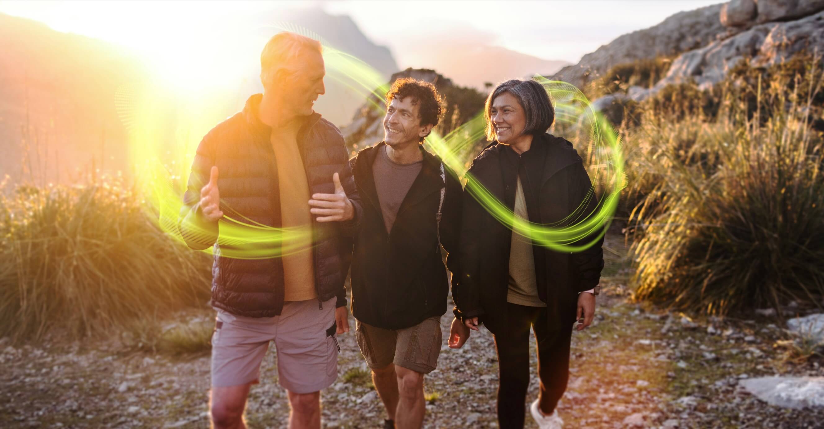 Drei Menschen beim Wandern in der Natur im Sonnenlicht, lachend im Gespräch; grün-gelbe Lichteffekte symbolisieren Verbindung und Energie.