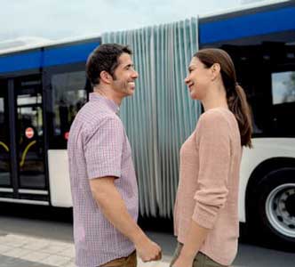 mann-hoergeraet-busfahren-332x300.jpg