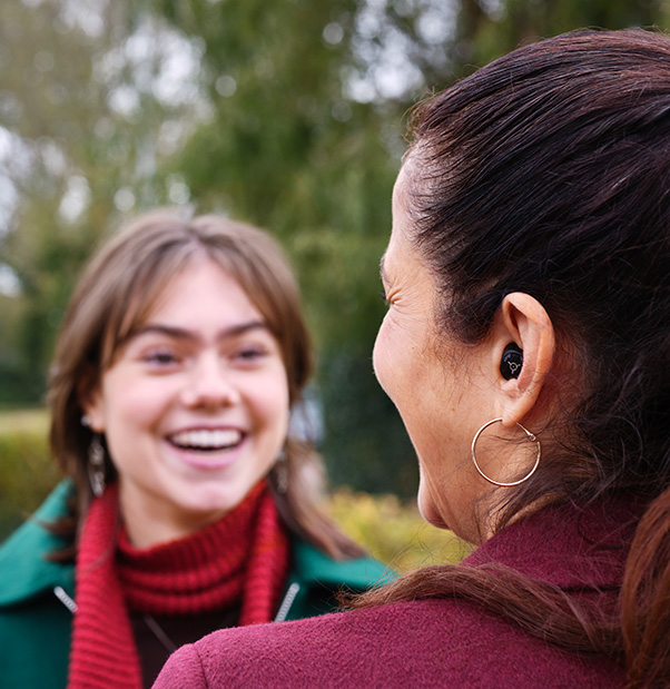 phonak-virto-hoortoestel-gesprek-moeder-dochter.jpg
