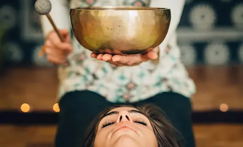 frau-bei-einer-klangschalentherapie.webp