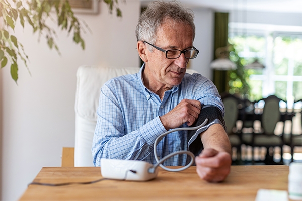 A man takes his blood pressure and wonders if it affects his hearing.