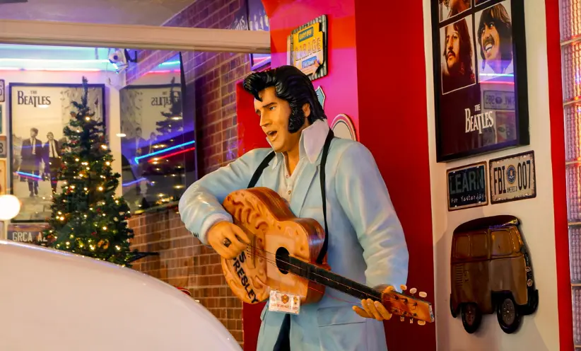 Elvis Presley als Figur in einer Memorial Ecke.webp