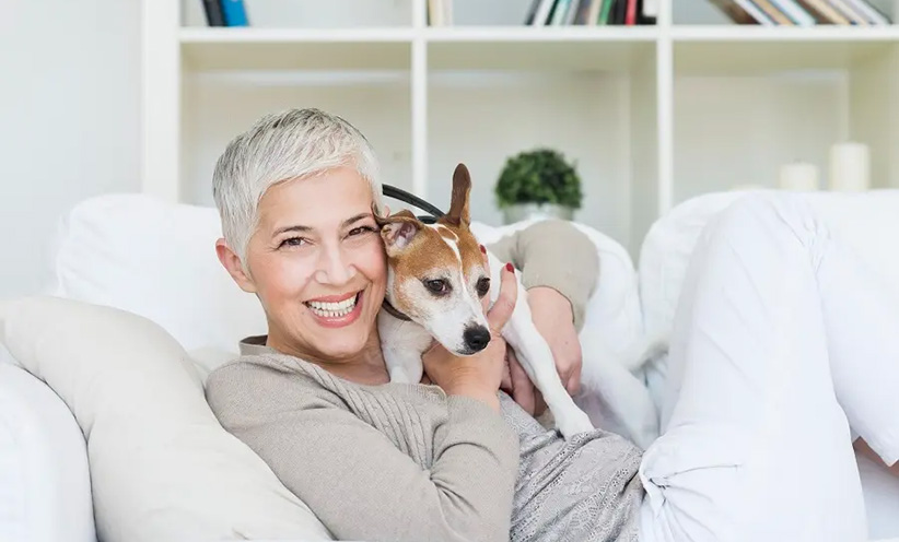 frau-lachend-mit-hund-900x600.jpg