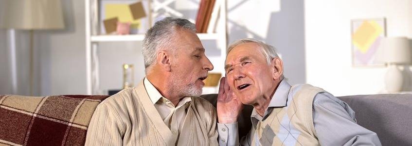 man-probeert-slechthorende-vader-zo-duidelijk-mogelijk-aan-te-spreken-1000 (1).jpg