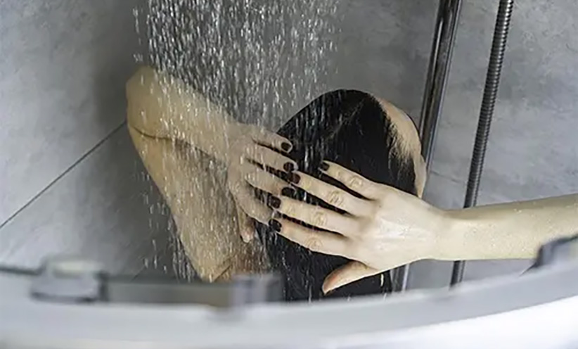 frau-steht-unter-der-dusche.jpg