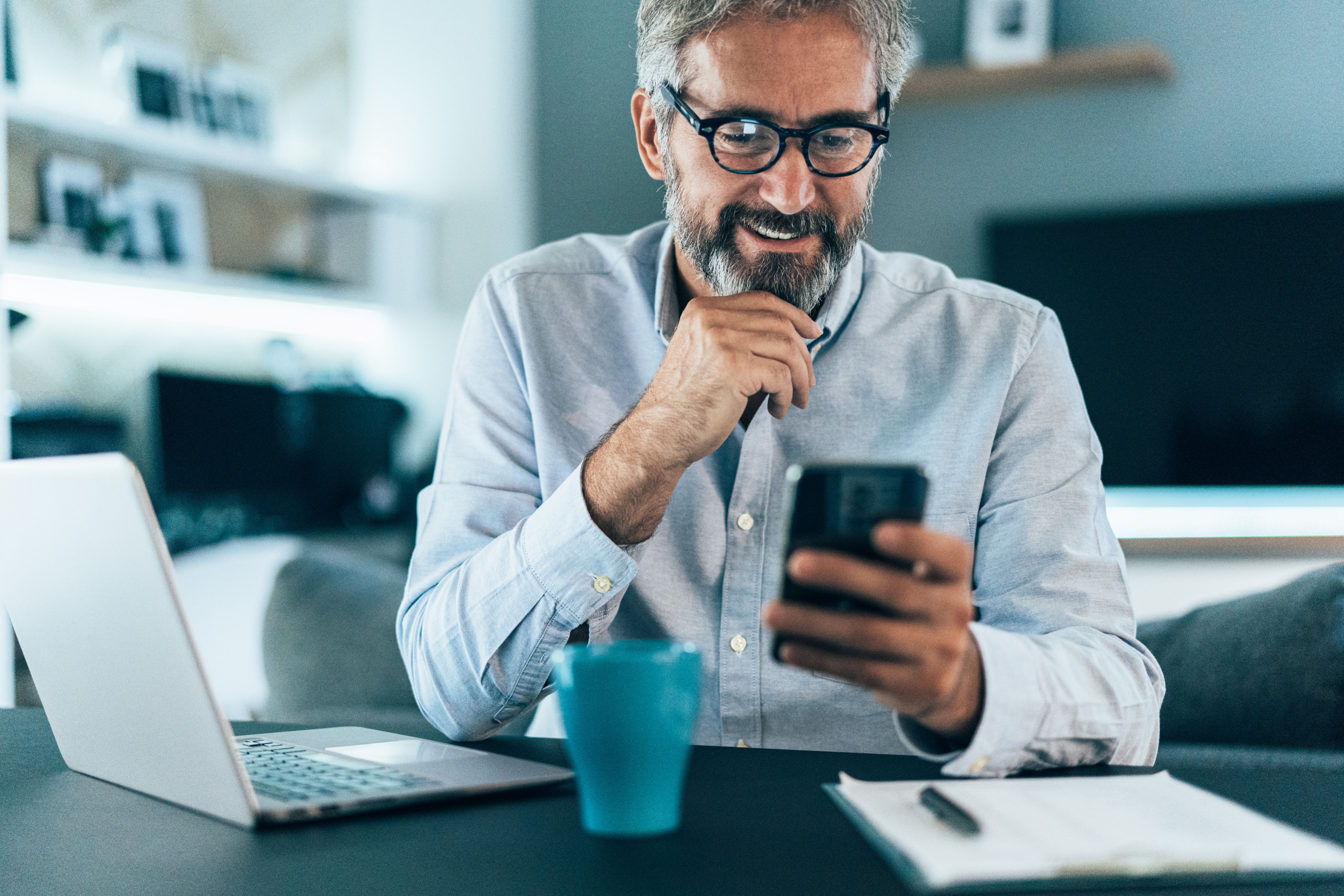 ac_pic_use_case_audeo_p_connects_smartphone.jpg
