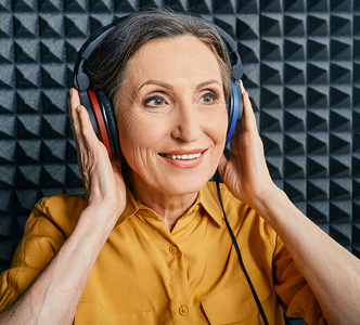 hearing-test-at-senior-woman-332.jpg