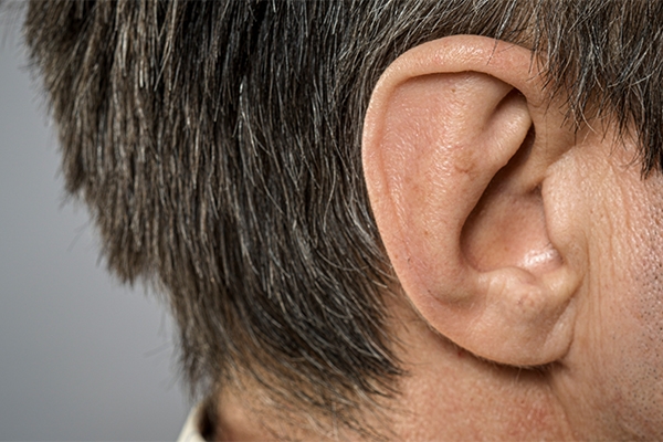 what-causes-swollen-earlobes.jpg