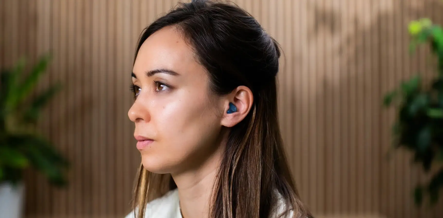 Desktop banner 1821x896_AN_BrandElementsPhotography_FemaleHPCustomerWearingHearingProtectionProduct_V6_EN_V1.00.webp