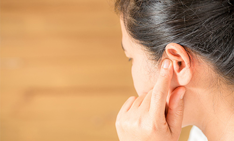 female-having-ear-pain-500.jpg