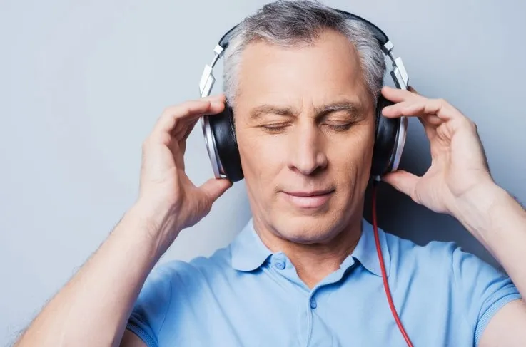 casque-homme-appareil-auditif.jpg