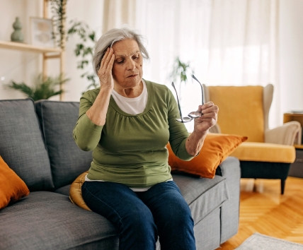 Ménière-woman-with-headache-on-couch.jpg