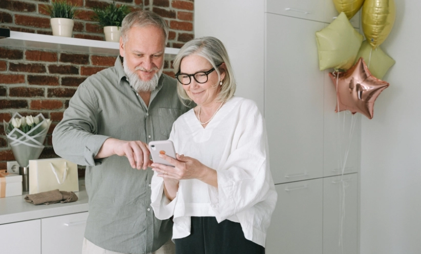geers-hörgeräte-älteres-paar-smartphone.webp
