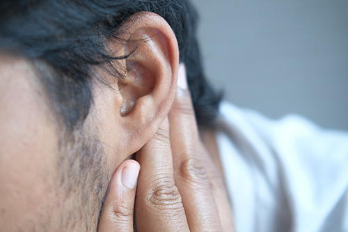 young-man-having-ear-pain-500.jpg