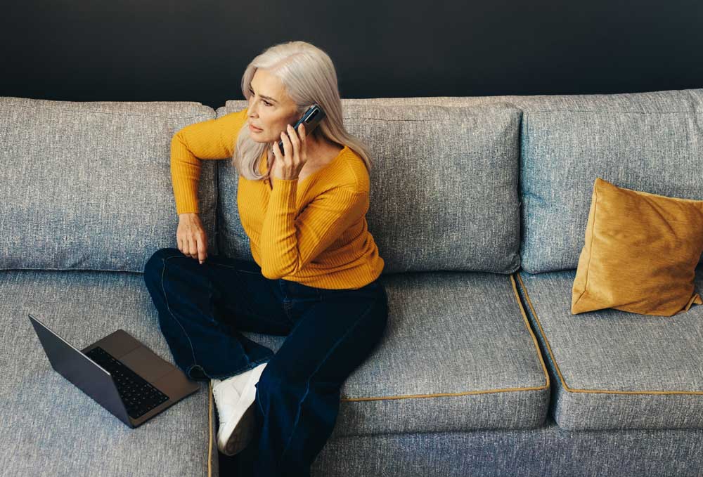 vrouw-op-bank-telefoon.jpg
