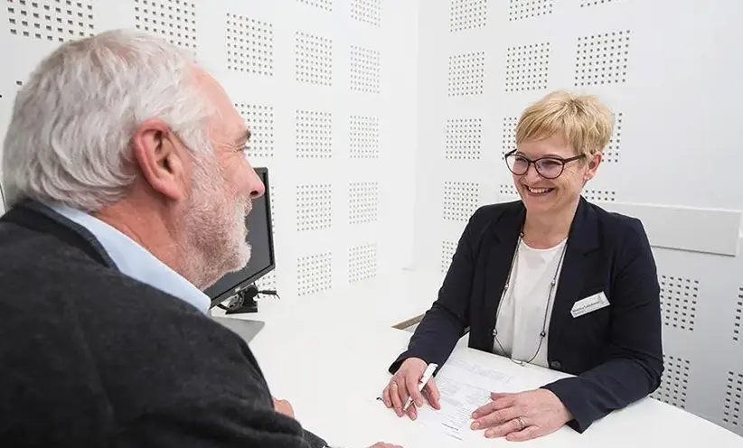beratungsgespraech-audiogramm-mann-frau.webp