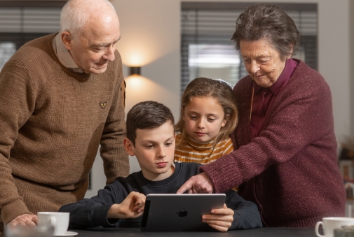 Grandparents-grandchildren-on-ipad.jpg
