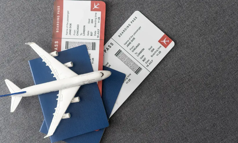 miniaturflugzeug- mit-reisepässen- und-flugtickets.webp