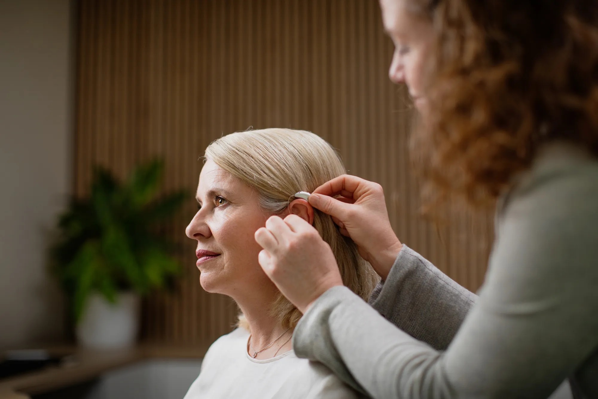 AN_BrandElementsPhotography_FemaleHICustomerBeingFittedAnHearingAid_V1_EN_V1.00.jpeg