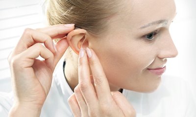 hearing-expert-using-hearing-aid_(1).jpg