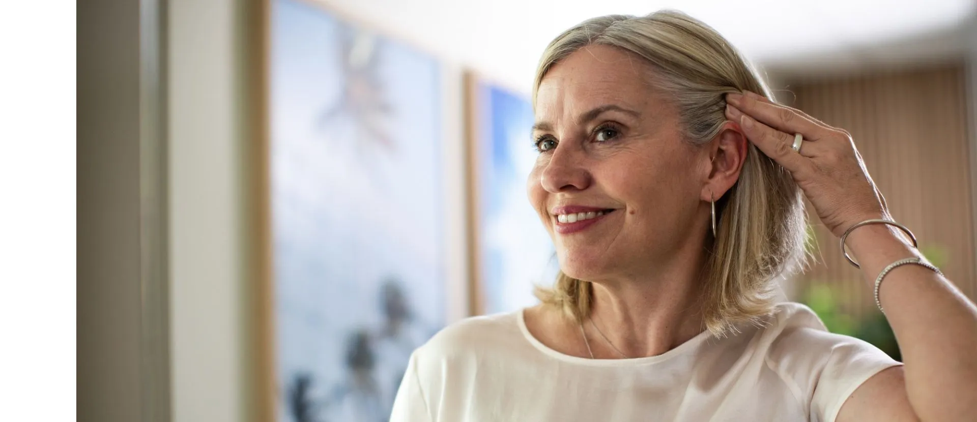 Lady wearning Infinio Sphere homepage hero desktop.jpg