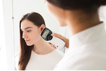 Woman_getting_external_ear_exam.jpg