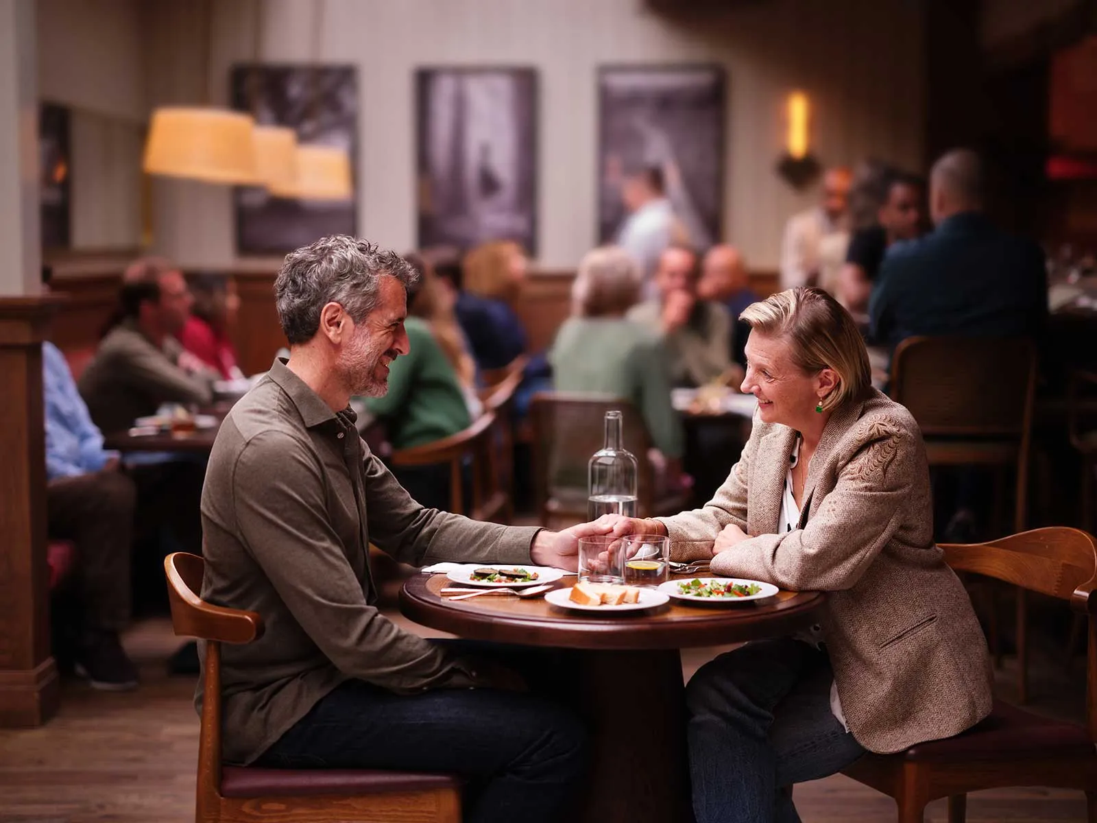 keyvisual-eon-couple-at-table.webp