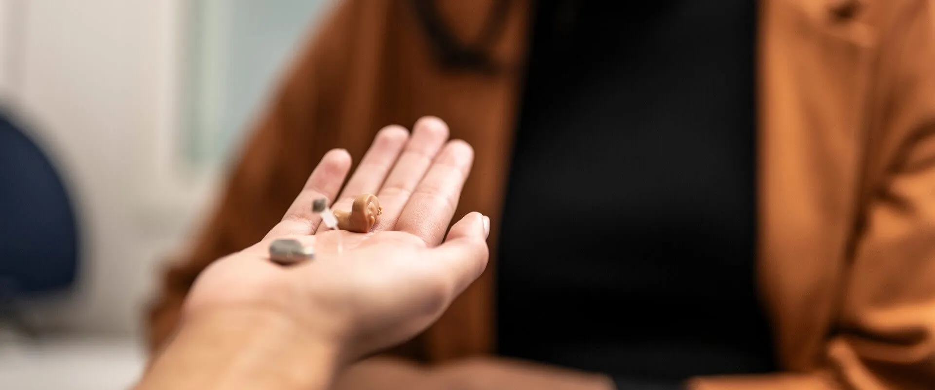 hearing-aids-in-hand-desktop-banner.jpg