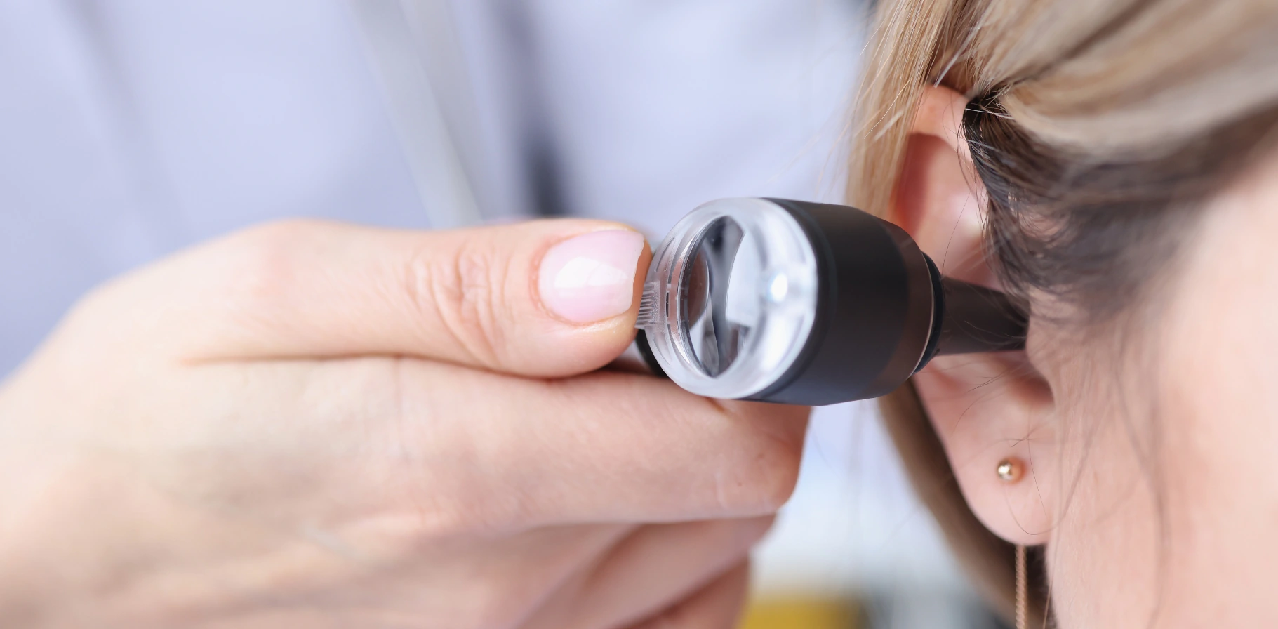 Das Ohr eines Patienten wird beim HNO- Arzt untersucht