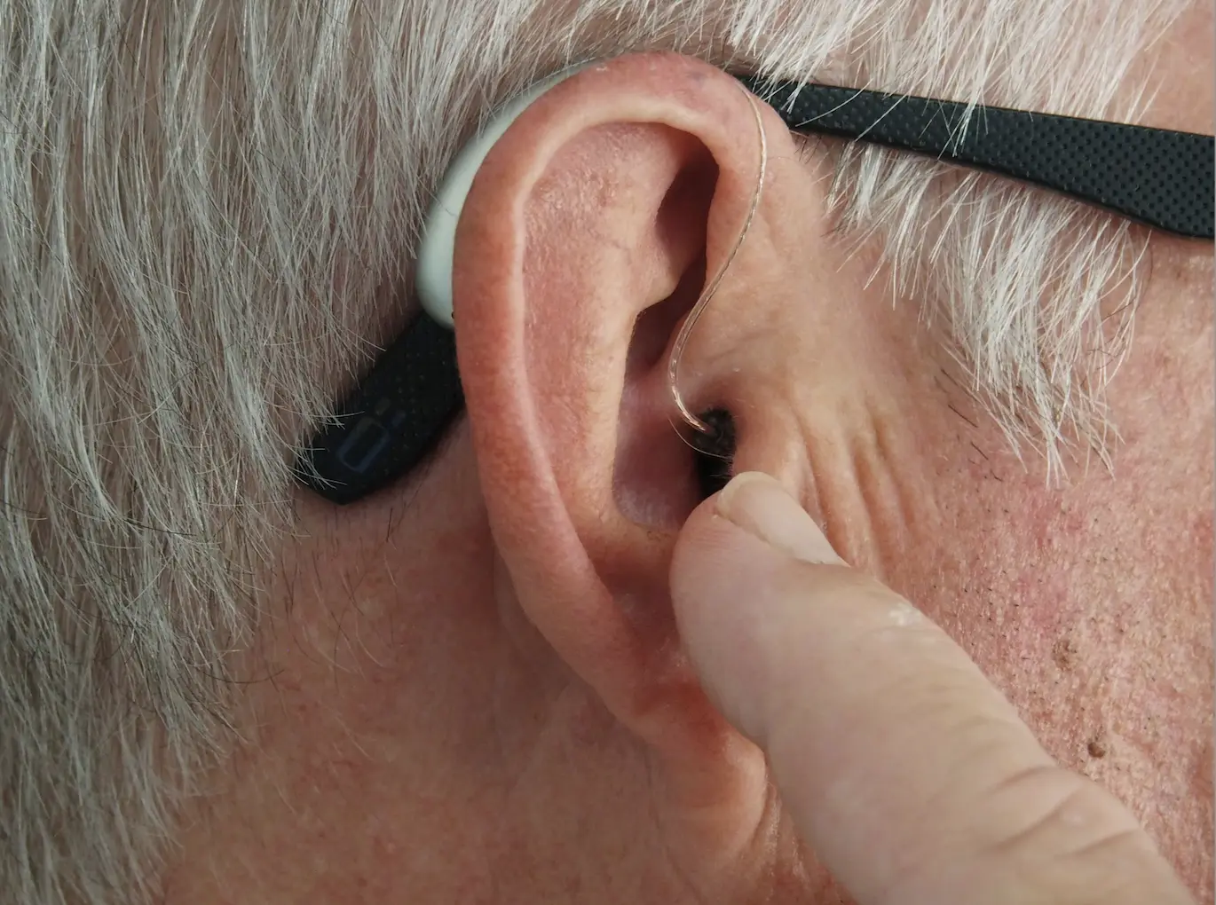 Hearing Aids & Arthritis Overcoming Hand and Dexterity Challenges Desktop.webp