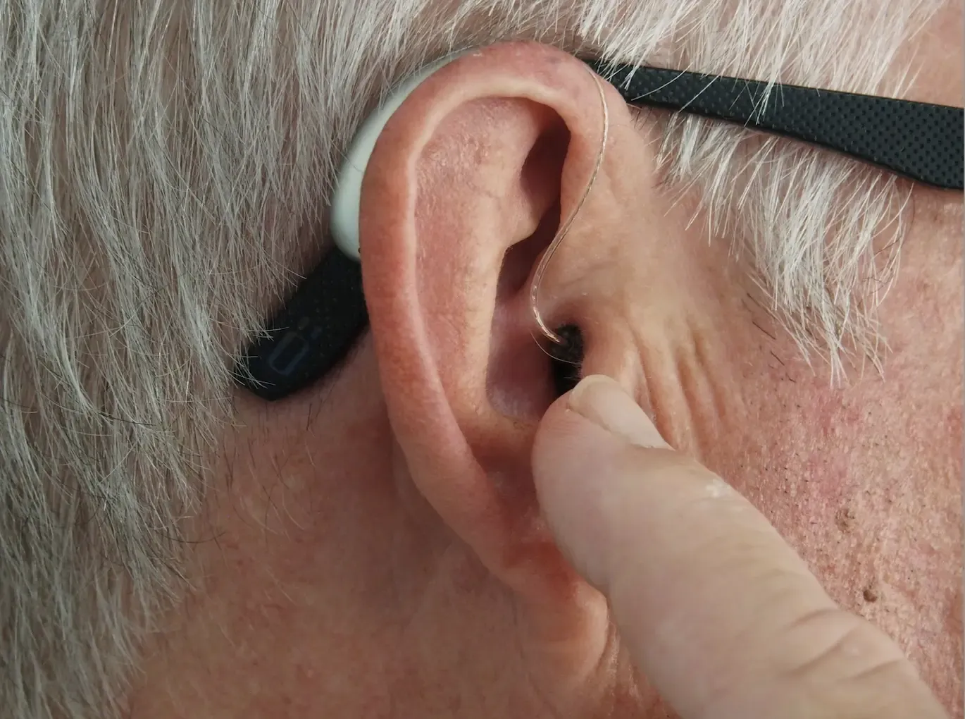 Hearing Aids & Arthritis Overcoming Hand and Dexterity Challenges Desktop.webp