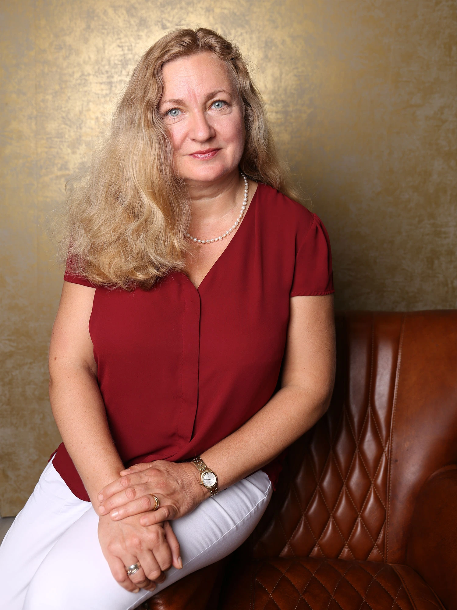 gesundheitspraxis-petra-brueggemann_portrait-sitzend.webp