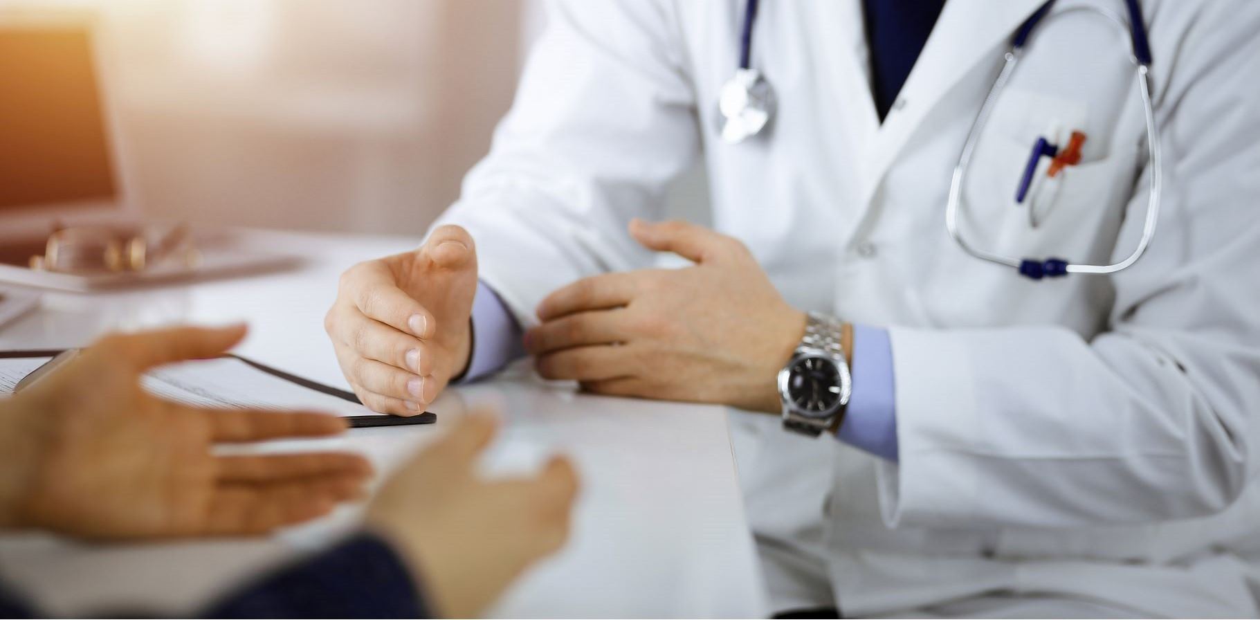 doctor-talking-with-his-patience.jpg