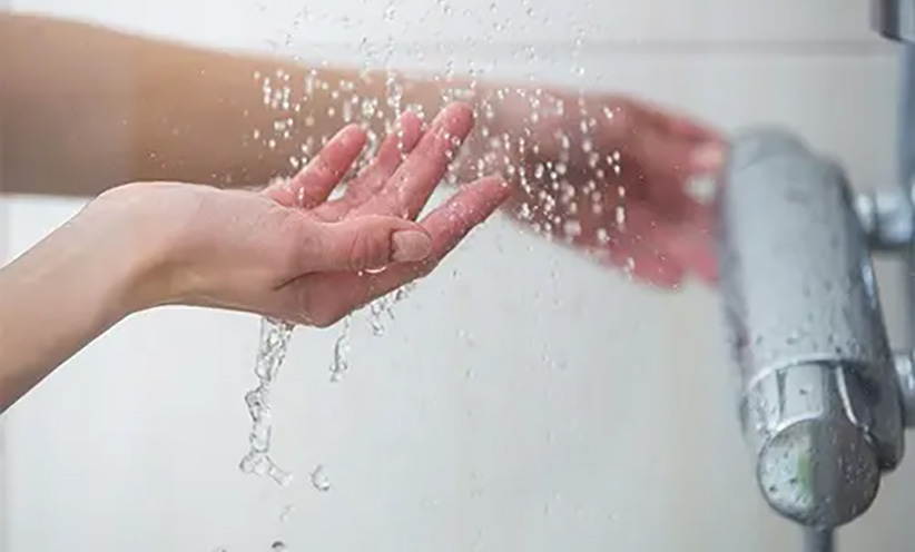 hand-einer-frau-unter-der-dusche.jpg