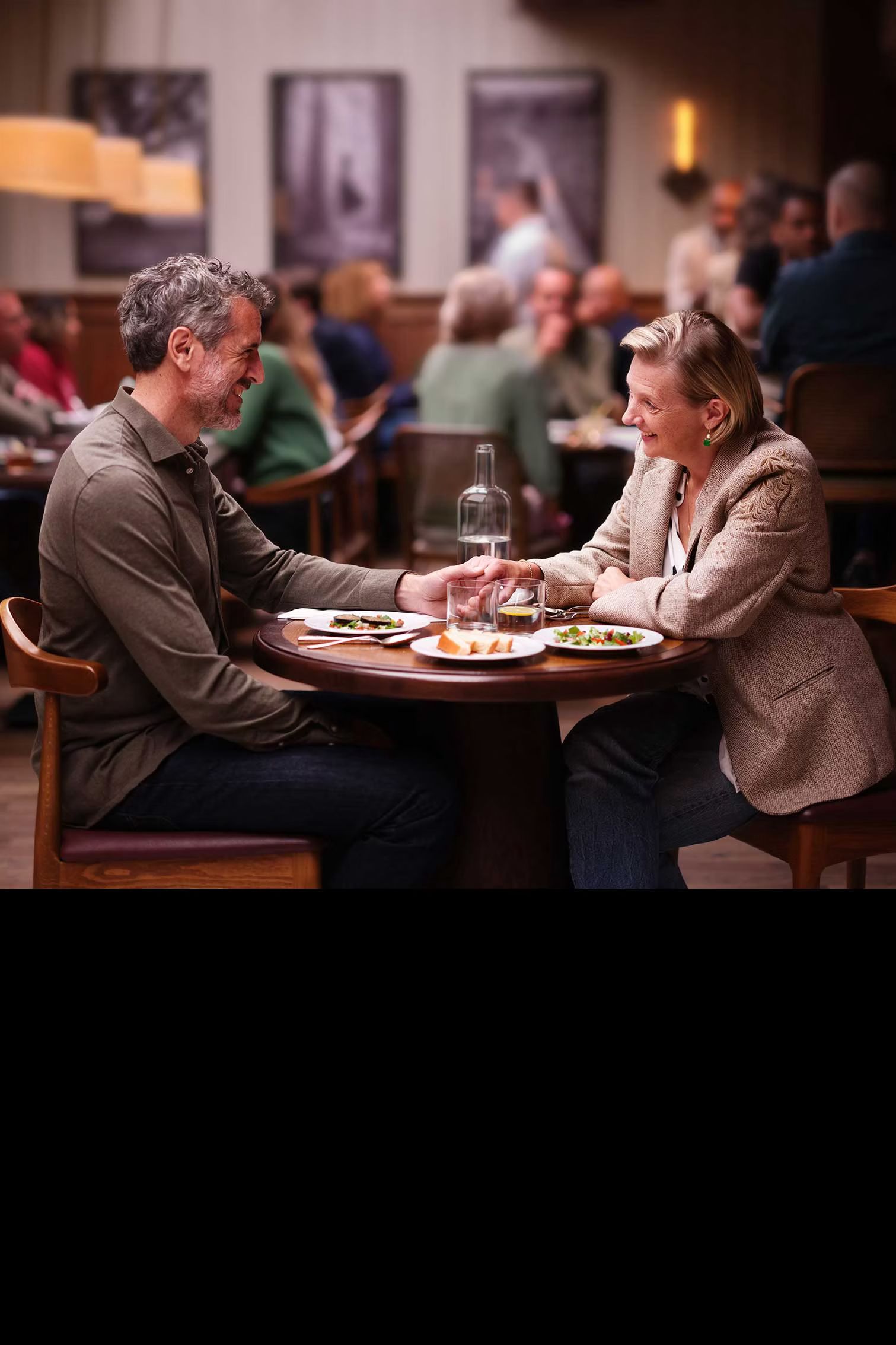 keyvisual-eon-couple-at-table-banner-mobile.avif
