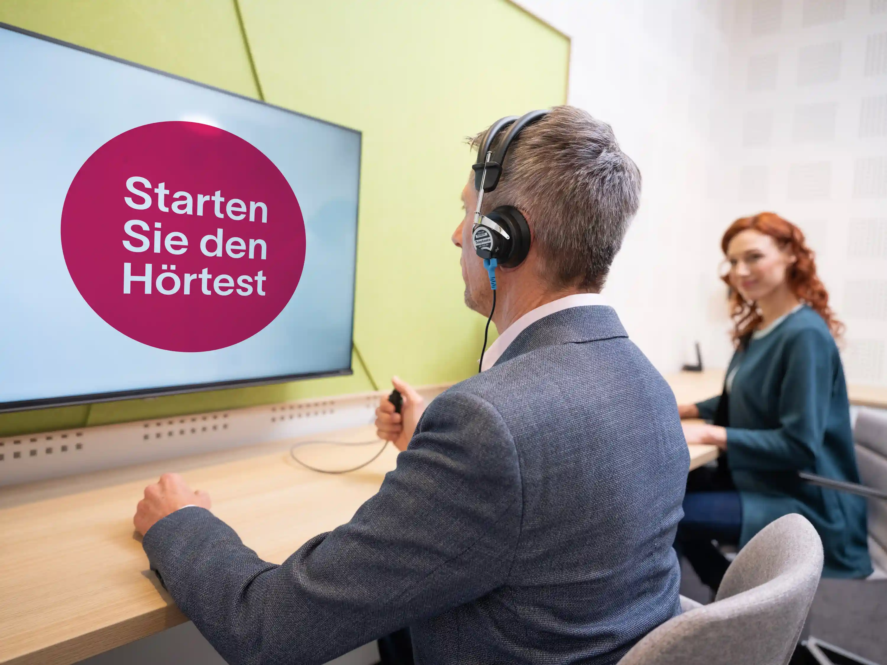 kunde-macht-einen-hoertest-bei-hansaton.webp