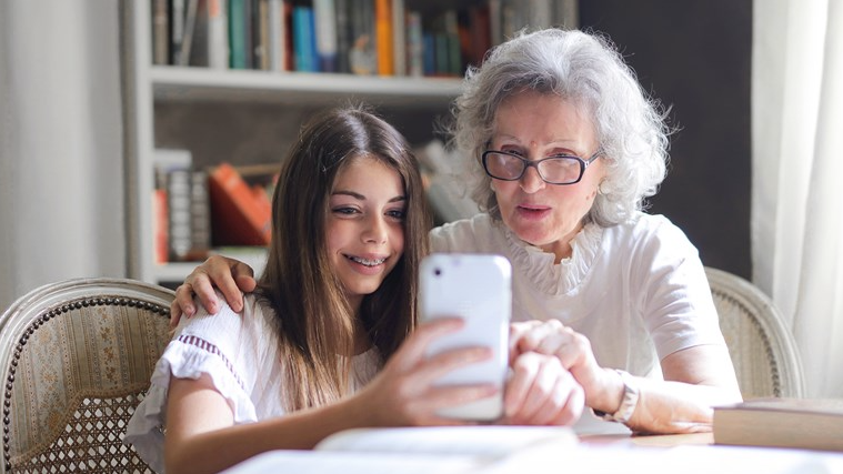 Telefoon met oma.png