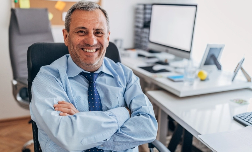 Hansaton-Hörgeräte-Testimonial-Mann-Büro.webp