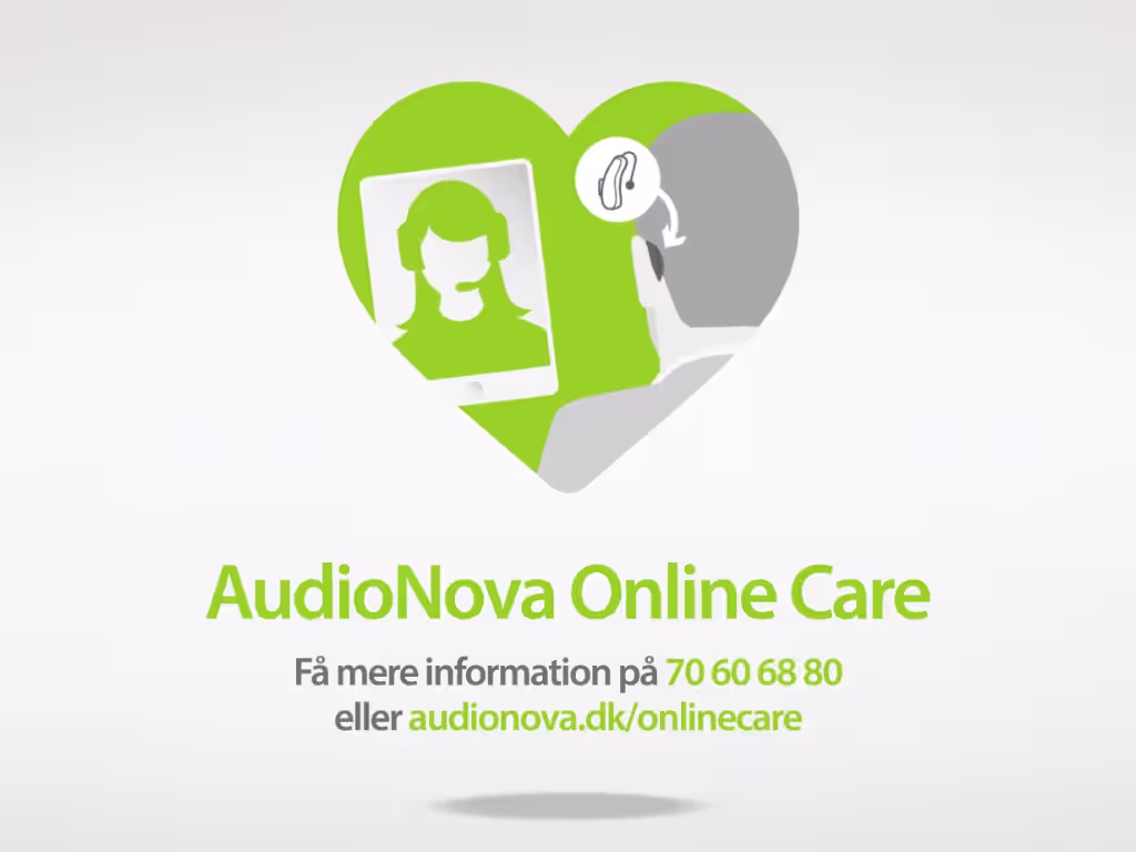 En smartphone ligger på et bord, hvor myAudioNova appen viser en video om Online Care. Skærmen har grønne elementer i AudioNova stil, og billedet giver indtryk af, at brugeren kan få hjælp til sine høreapparater direkte gennem appen.