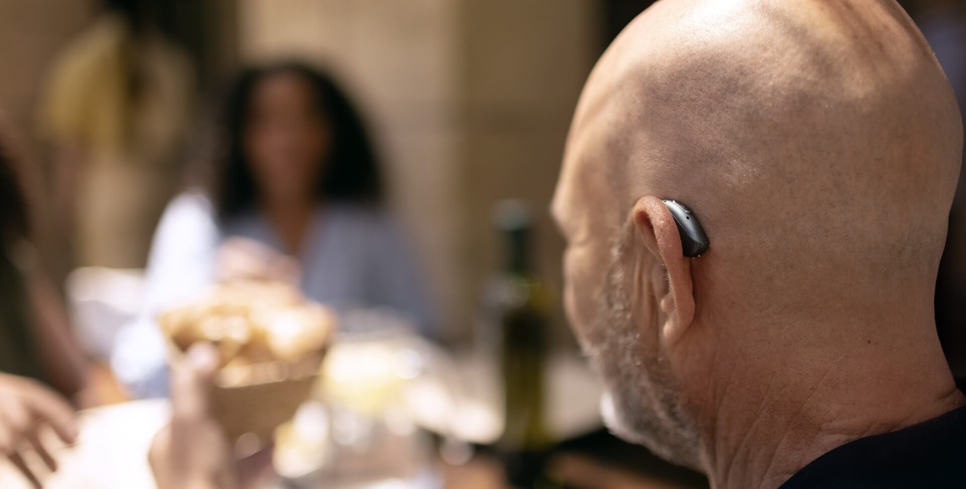man-wearing-phonak-sphere-desktop-banner.jpg