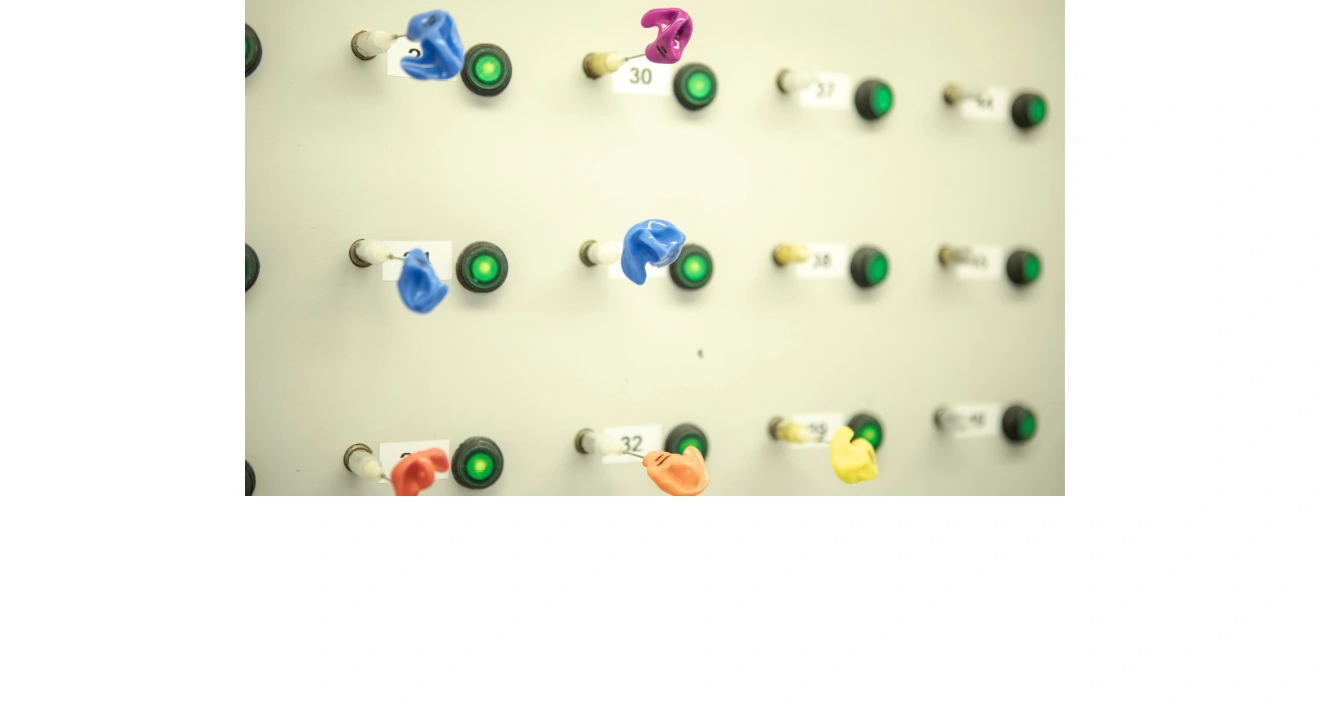 otoplastik-an-der-wand-carousel.webp