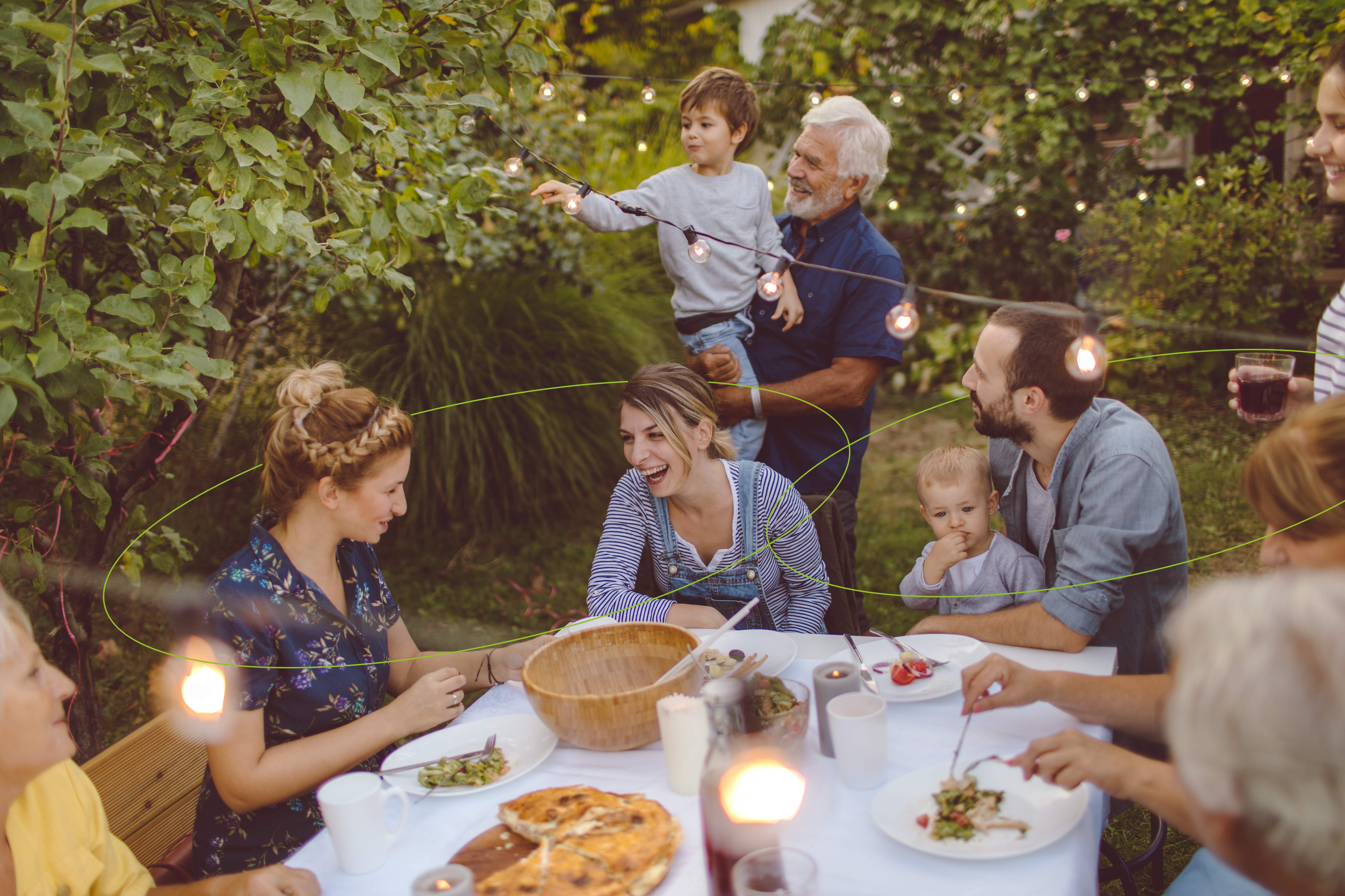 greenround_AC_Pic_S3-2024-Campaign_Lunch-Outdoor.jpg