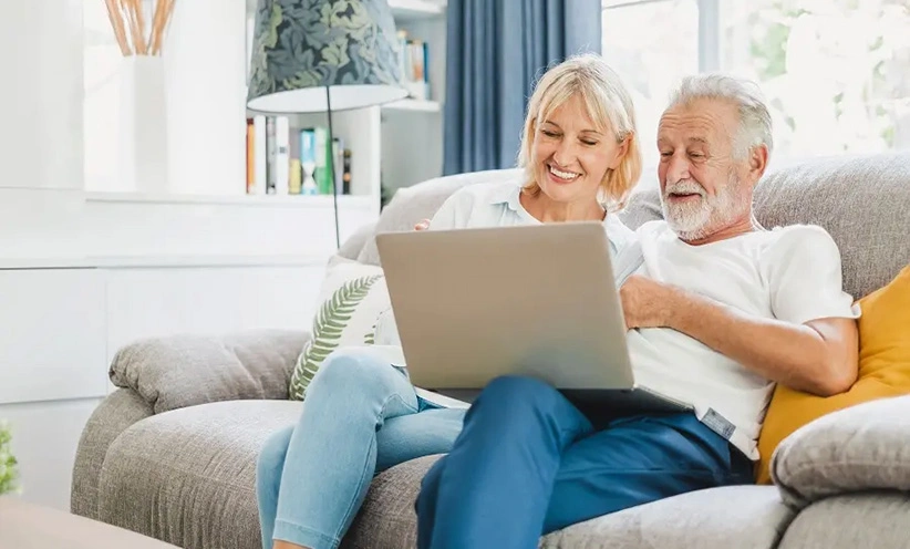 mann-und-frau-vor-laptop.webp