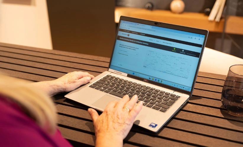 dame-macht-am-laptop-einen-termin-bei-hansaton-aus.webp