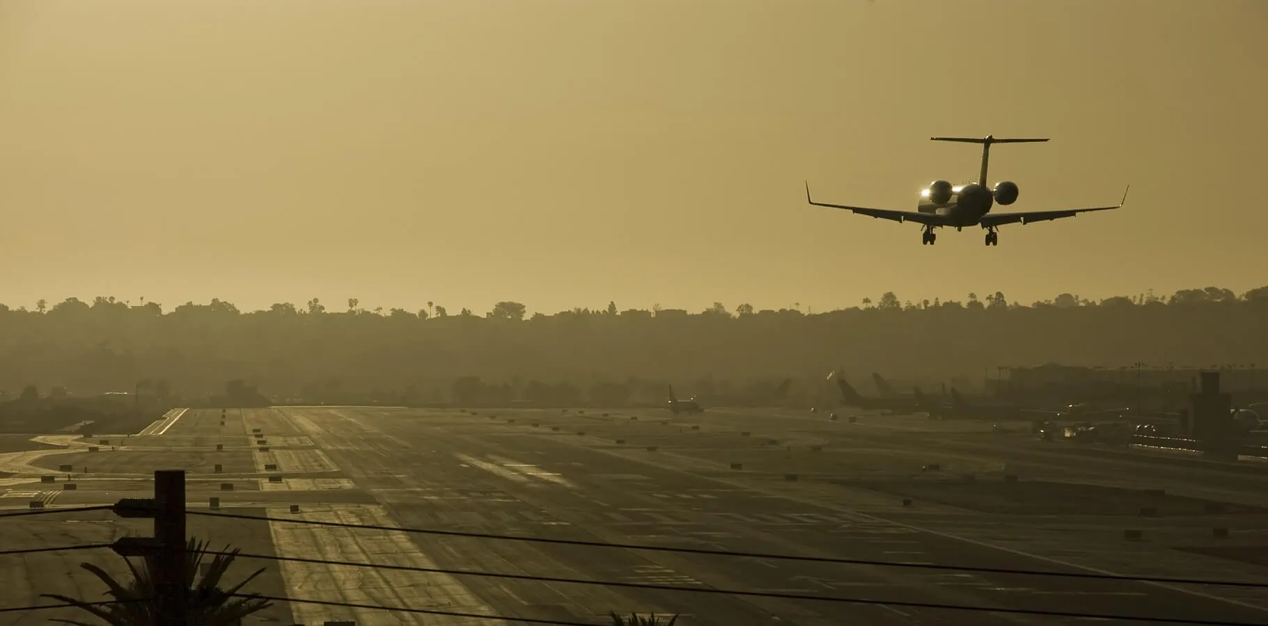 airplane-landing-desktop-banner.jpg
