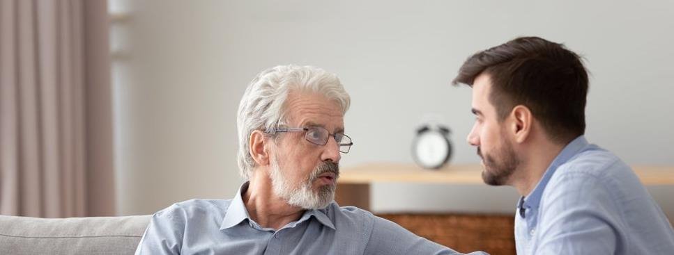 man-spreekt-met-vader-over-zijn-gehoorverlies-in-rustige-omgeving-1000.jpg