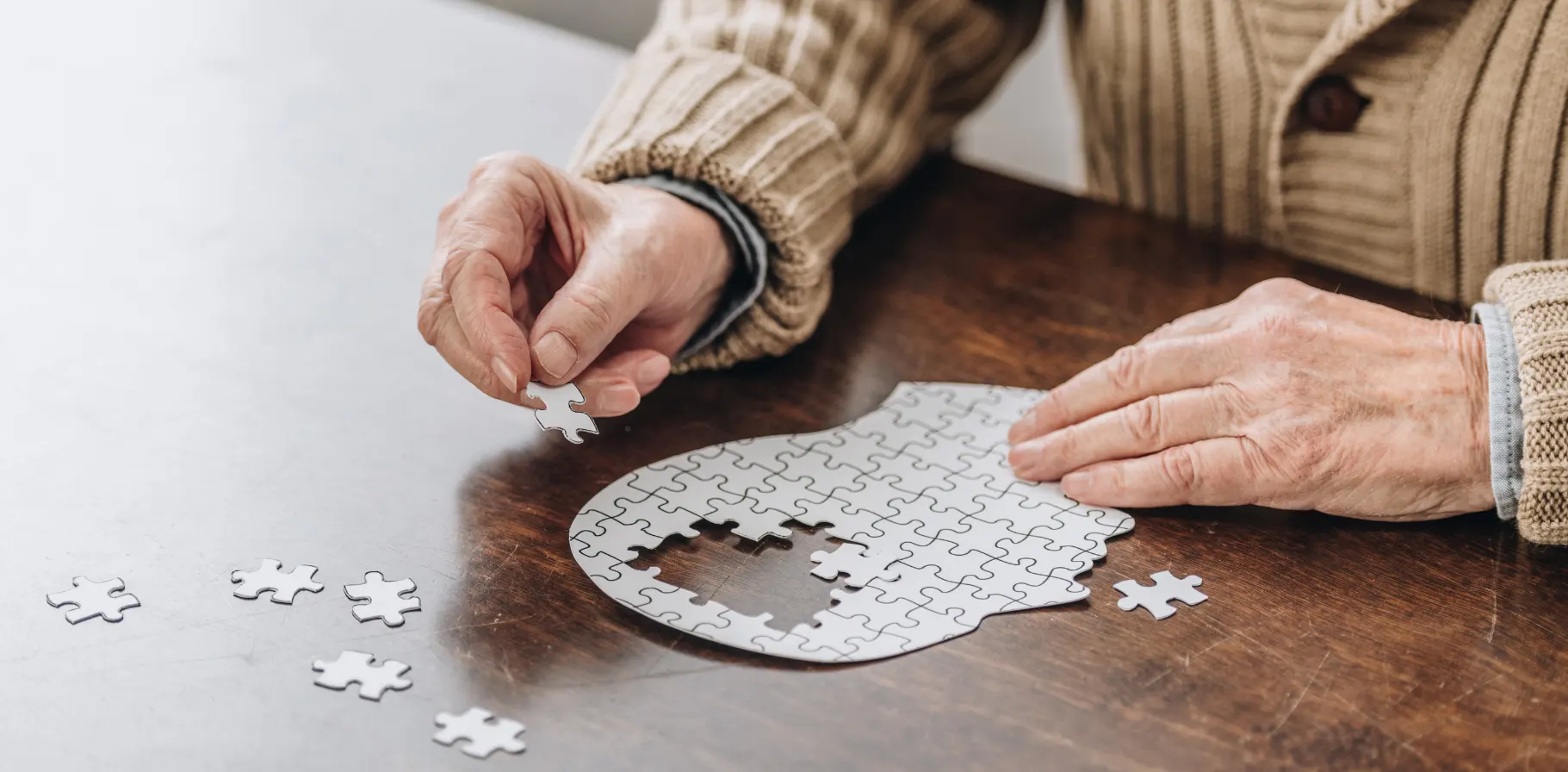 Herr mit Demenz macht ein Puzzle