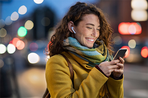 beautiful-woman-using-mobile500.jpg