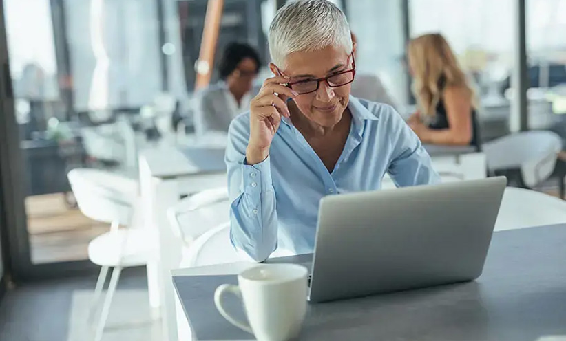 frau-arbeitet-mit-laptop.jpg