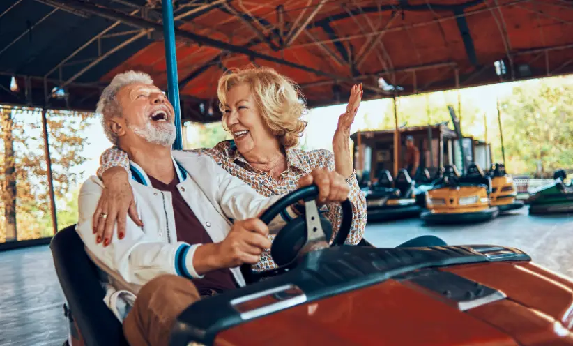 mann-und-frau-lachend-in-einem-autodrom.webp